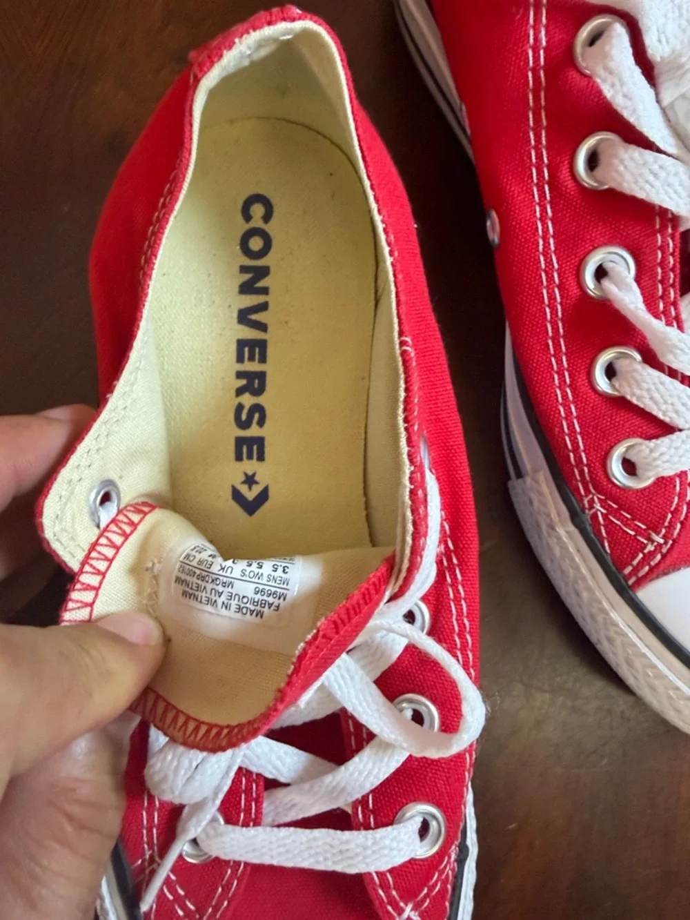 Converse Low Top Sneakers in‎ Red and White